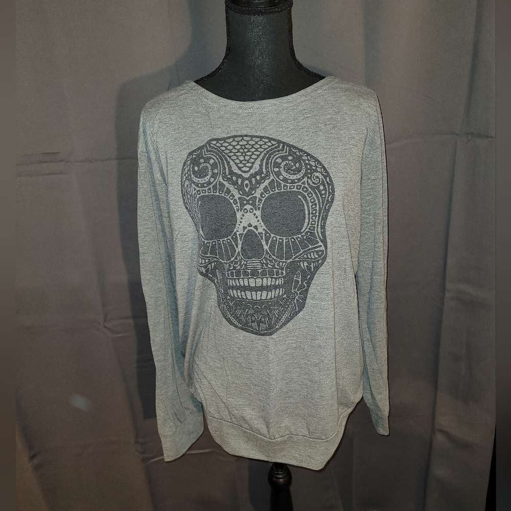 Women's Plus skull lightweight sweatshirt w/ banded waist. 2Xl